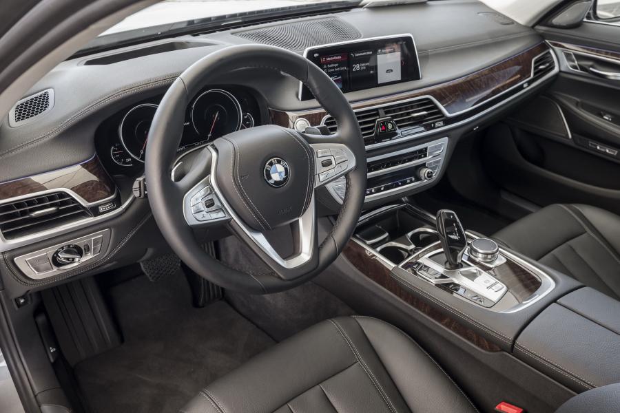 Интерьер BMW 740e iPerformance (G11) 2018 года  (NA) (фото 30 из 40)